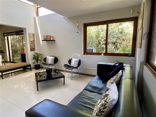 Casa en venta 5 dorm. en Ñuñoa, precioso jardín, remodelada