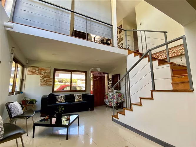 Casa en venta 5 dorm. en Ñuñoa, precioso jardín, remodelada