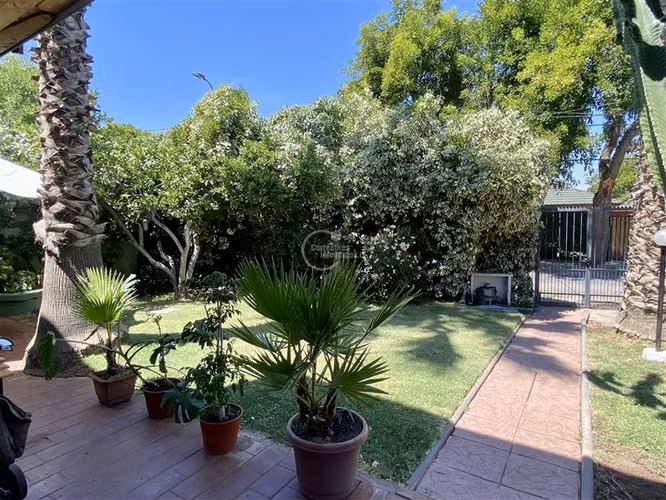 Casa en venta 5 dorm. en Ñuñoa, precioso jardín, remodelada