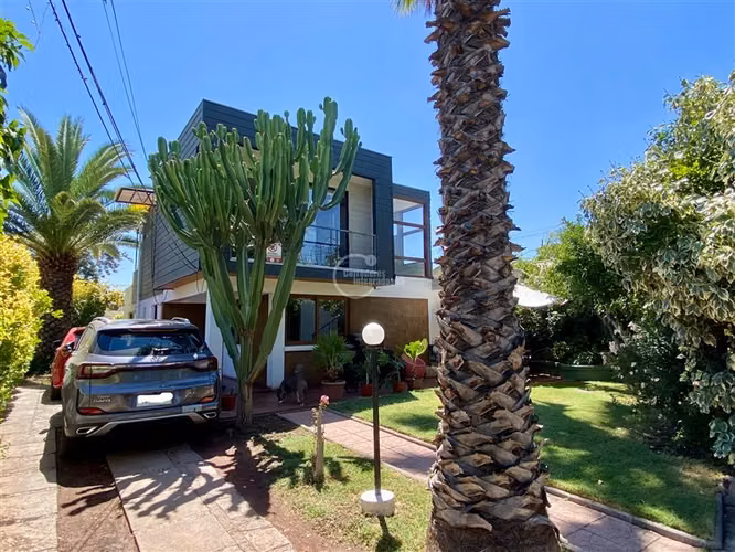 Casa en venta 5 dorm. en Ñuñoa, precioso jardín, remodelada