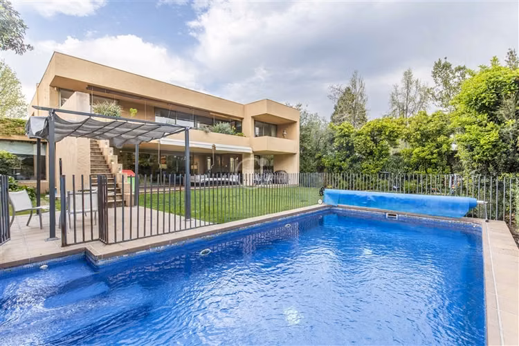 Casa en venta de 6 dorm. en Santuario del Valle Lo Barnechea