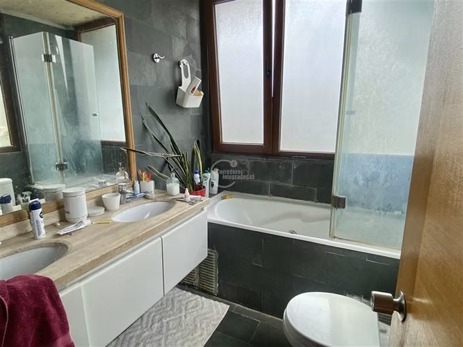 Casa venta 4 dorm. en C. Empresarial Huechuraba Condominio
