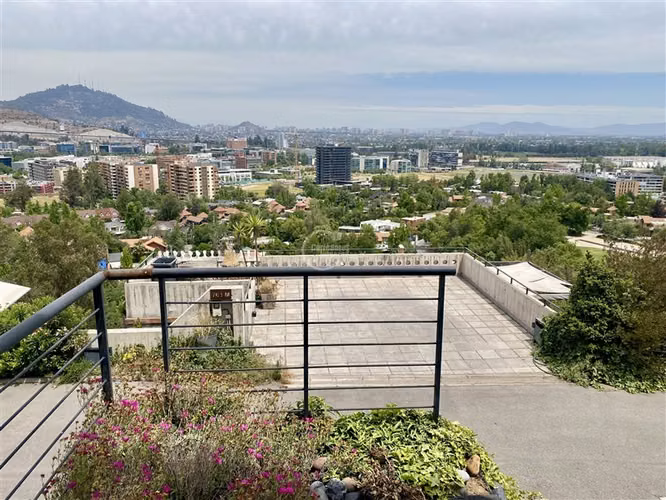 Casa venta 4 dorm. en C. Empresarial Huechuraba Condominio