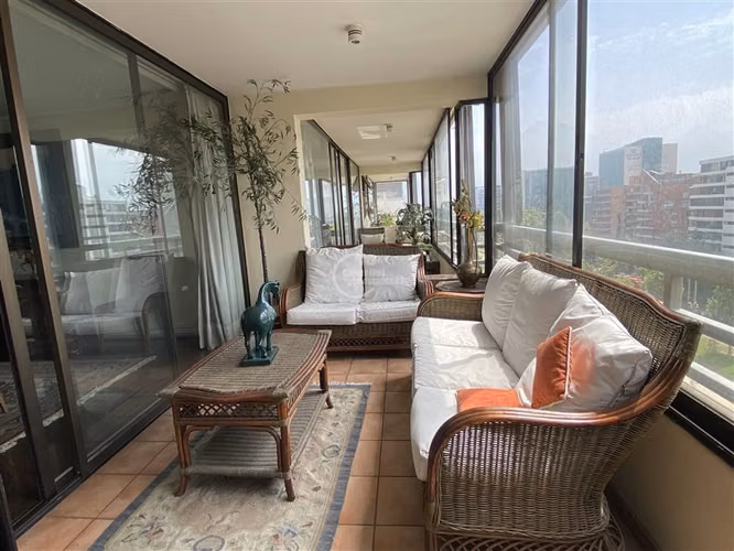 Departamento en venta de 4 dorm. en Vitacura Espectacular