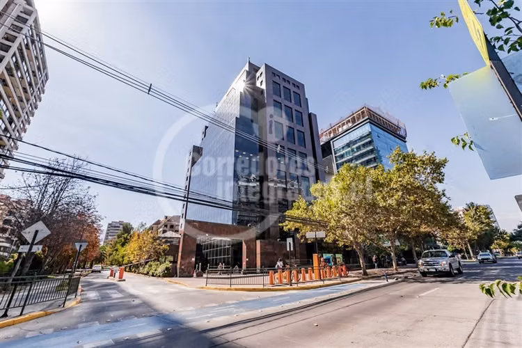 Oficina en venta en Vitacura Arrendada Renta Mes UF 428