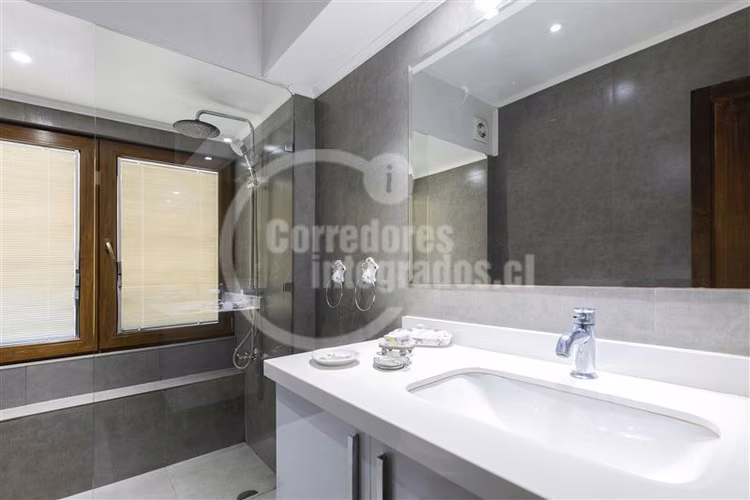 Casa en venta 5 Dormitorios en Barrio El Golf, Las Condes