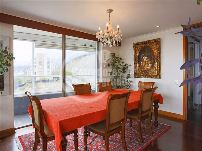 Departamento en venta de 3 dorm mas servicio.en Las Condes
