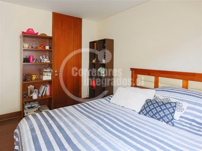 Departamento en venta de 3 dorm mas servicio.en Las Condes