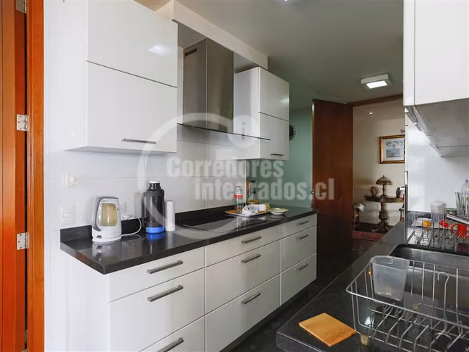 Departamento en venta de 3 dorm mas servicio.en Las Condes