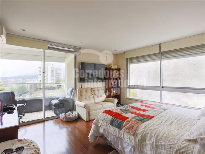 Departamento en venta de 3 dorm mas servicio.en Las Condes