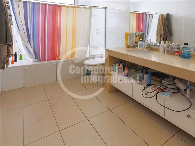 Departamento en venta de 3 dorm mas servicio.en Las Condes
