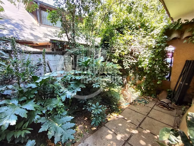 Casa en venta de 5 dorm. 417 M de terreno La Reina