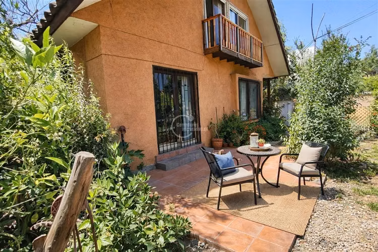 Casa en venta de 5 dorm. 417 M de terreno La Reina