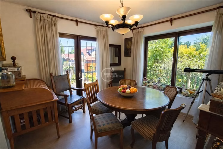 Casa en venta de 5 dorm. 417 M de terreno La Reina