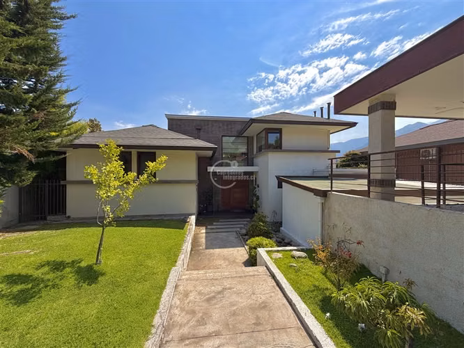 Casa en venta de 6 dorm. San Carlos de Apoquindo