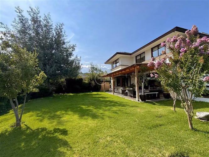 Casa en venta de 6 dorm. San Carlos de Apoquindo