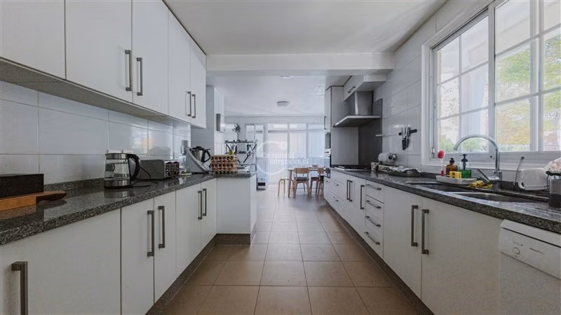 Casa en venta de 6 dorm. en Las Condes