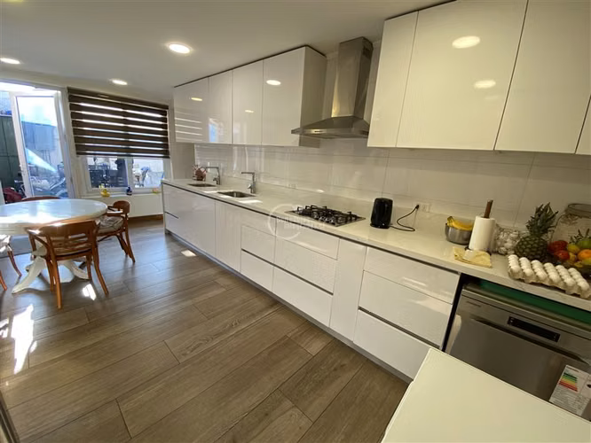 Casa en venta de 4 dorm. en La Cisterna