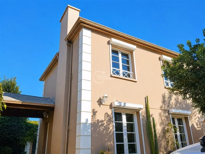 Casa Venta Muy Segura lado colegios Presidente Errazuriz