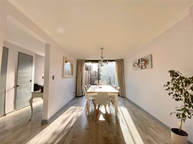 Casa en venta Av del Valle 3 dorm + servicio, Chicureo