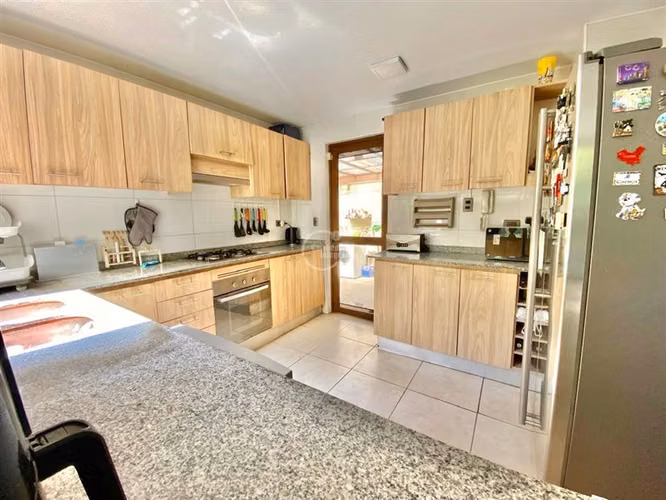 Casa en venta Av del Valle 3 dorm + servicio, Chicureo