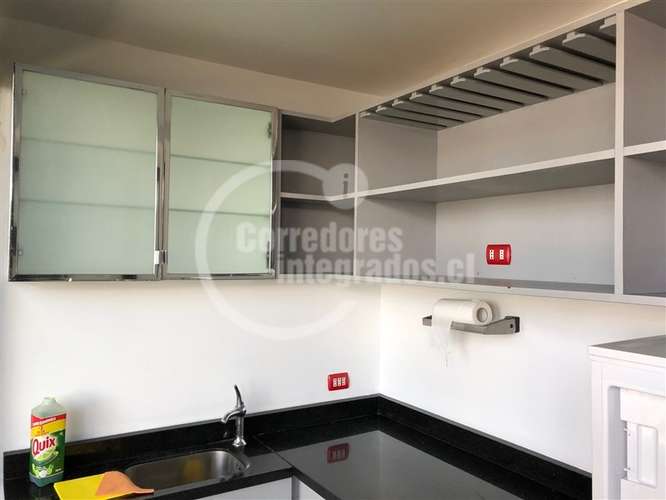 Oficina remodelada Vitacura Luis Carrera, moderna amplia - Imagen 9