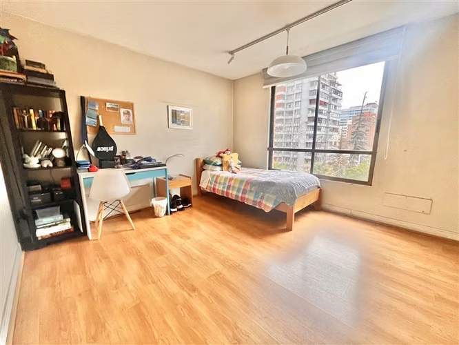 Departamento en venta de 5 dorm. Metro El Golf Las Condes