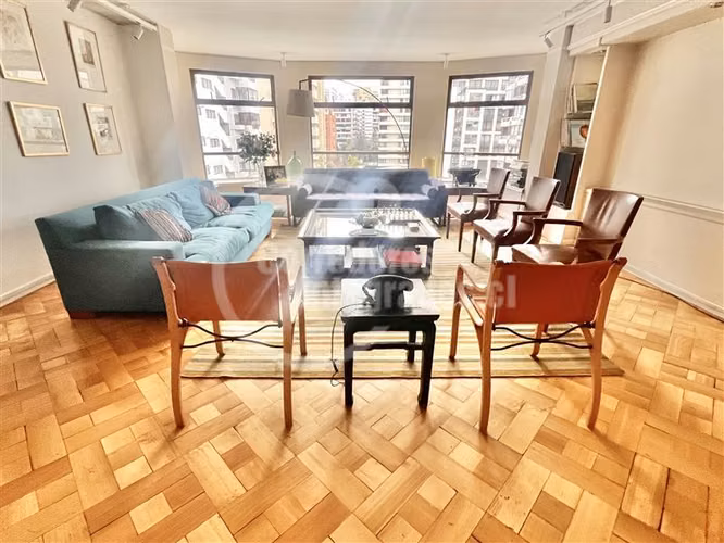 Departamento en venta de 5 dorm. Metro El Golf Las Condes