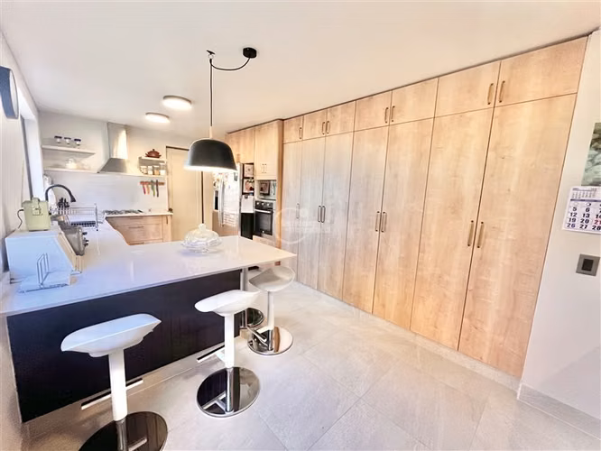 Departamento en venta de 5 dorm. Metro El Golf Las Condes