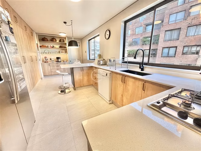 Departamento en venta de 5 dorm. Metro El Golf Las Condes