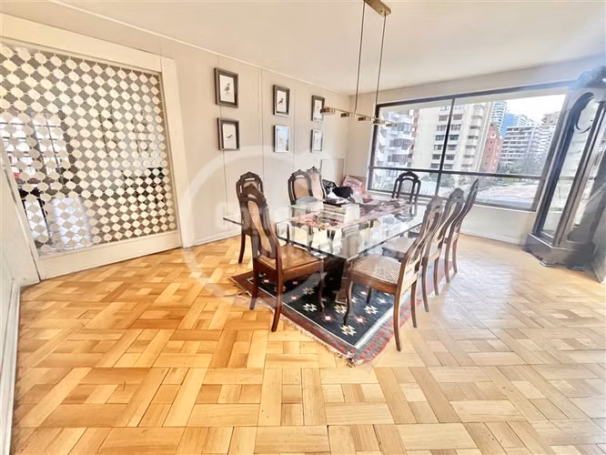 Departamento en venta de 5 dorm. Metro El Golf Las Condes