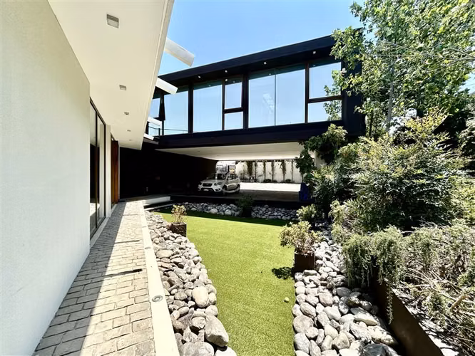Casa en venta de 5 dorm. en Lo Barnechea