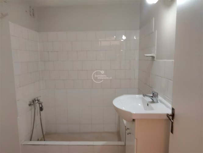 3 dormitorios, 2 baños. En piso 3, sin ascensor. La Reina