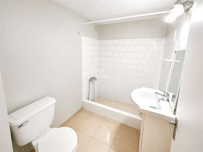 3 dormitorios, 2 baños. En piso 3, sin ascensor. La Reina - Imagen 9