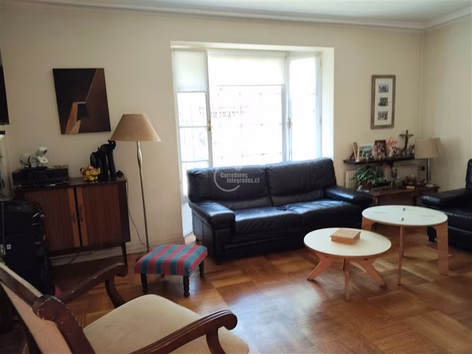 Casa en venta de 5 dorm. en Ñuñoa con depto. interior