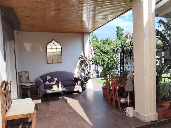 Casa en venta de 5 dorm. en Ñuñoa con depto. interior
