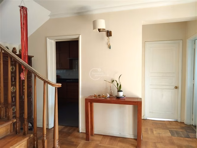Casa en venta de 5 dorm. en Ñuñoa con depto. interior
