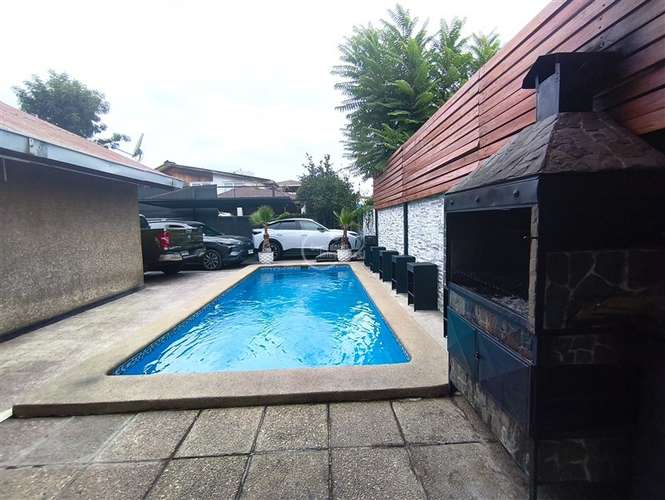 CASA EN VENTA de 5 dorm. en San Joaquín