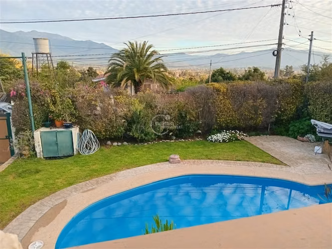 565 m2, Con Piscina. 3 dorm. 3 baños en Olmué