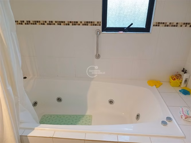 565 m2, Con Piscina. 3 dorm. 3 baños en Olmué