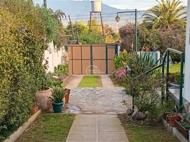 565 m2, Con Piscina. 3 dorm. 3 baños en Olmué