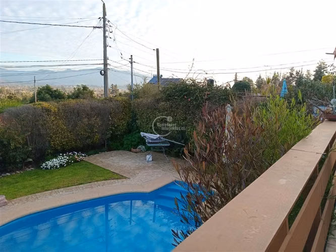 565 m2, Con Piscina. 3 dorm. 3 baños en Olmué