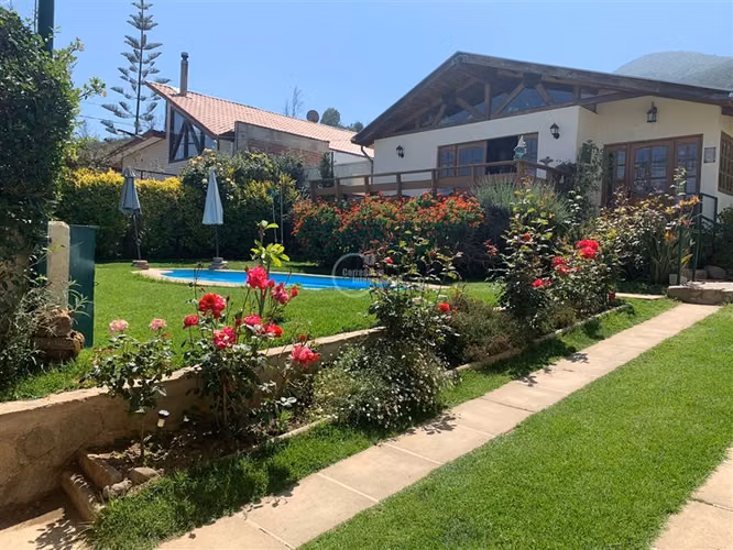 565 m2, Con Piscina. 3 dorm. 3 baños en Olmué