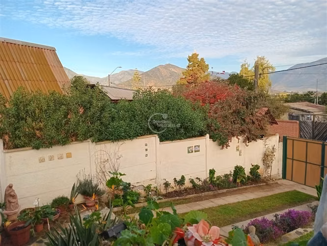 565 m2, Con Piscina. 3 dorm. 3 baños en Olmué