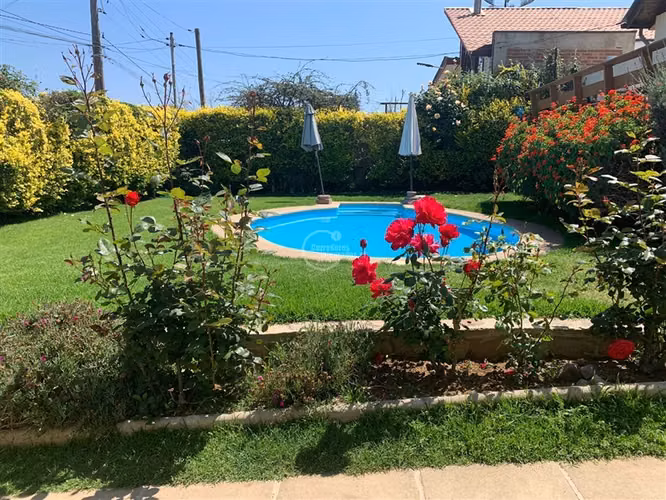 565 m2, Con Piscina. 3 dorm. 3 baños en Olmué