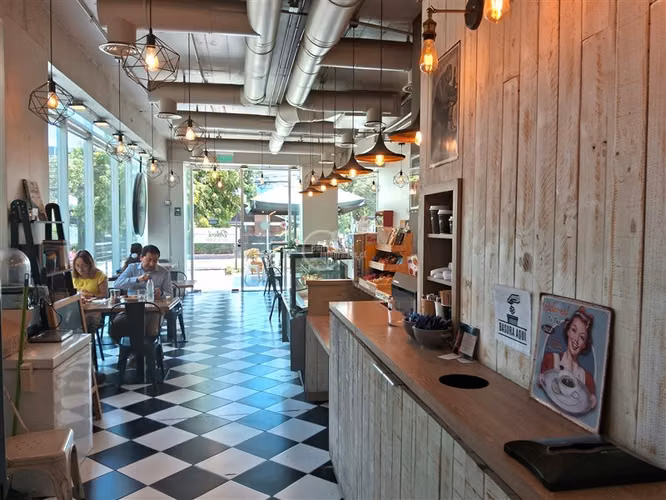 Local Comercial con patente, semi amoblado - Imagen 3