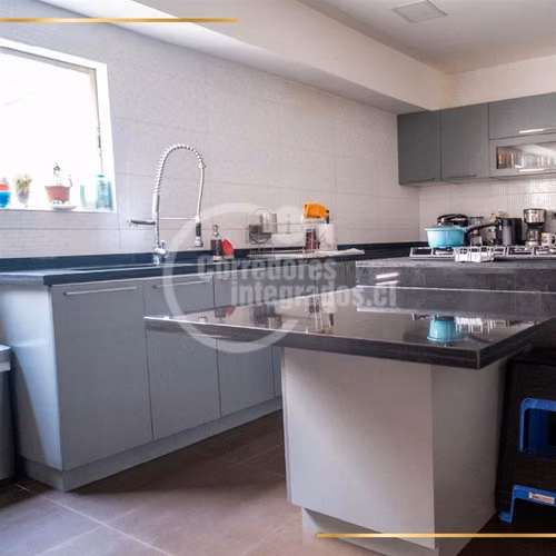 Casa en venta de 4 dorm. en La Cisterna