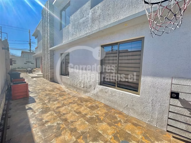 Casa en venta de 4 dorm. en La Cisterna