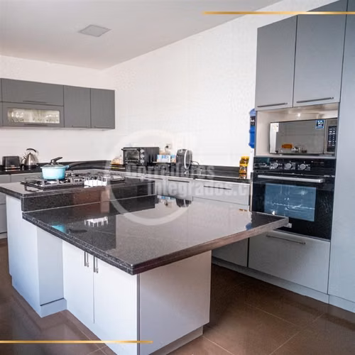 Casa en venta de 4 dorm. en La Cisterna