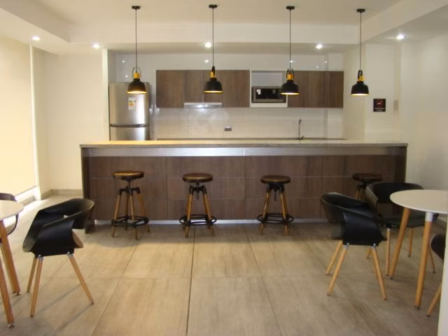 1 dormitorio, 1 baño, Estacionamiento y Bodega. San Miguel